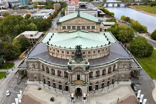 Architektur und Lage als professionelle Luftaufnahme